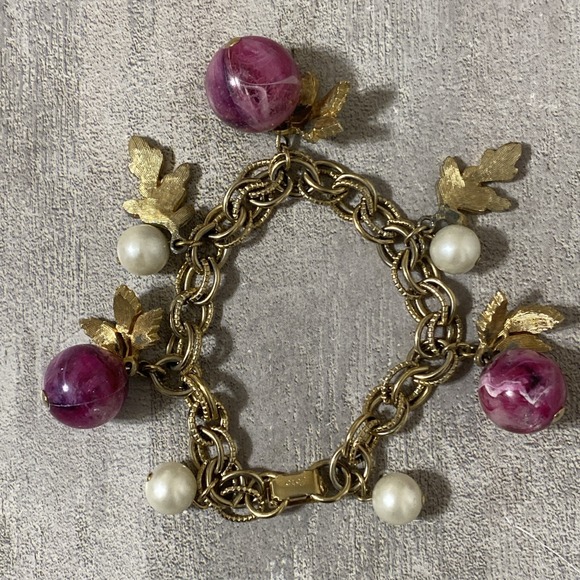 HTF 1960s CORO Gold Tone Charm Bracelet Chunky Faux Pearl Leaf Pink Swirl Globes - Picture 3 of 10